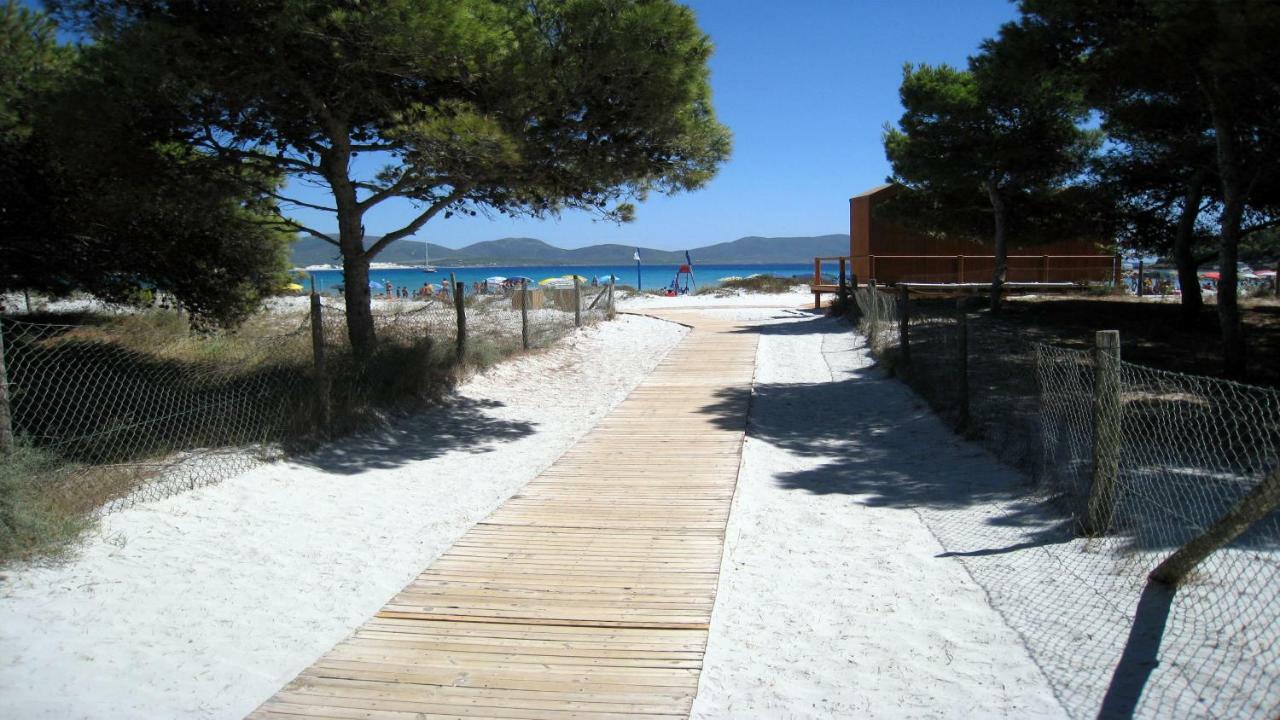 Residence Elegance Ville Ed Appartamenti A Porto Pino Eksteriør billede