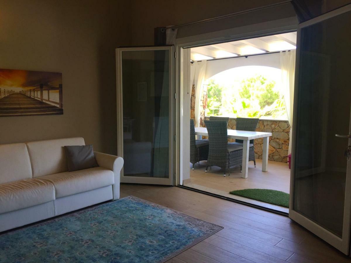 Residence Elegance Ville Ed Appartamenti A Porto Pino Eksteriør billede