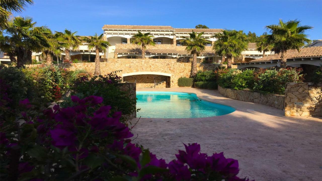 Residence Elegance Ville Ed Appartamenti A Porto Pino Eksteriør billede