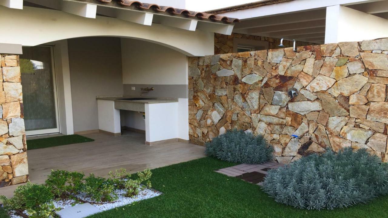 Residence Elegance Ville Ed Appartamenti A Porto Pino Eksteriør billede