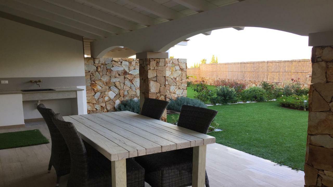 Residence Elegance Ville Ed Appartamenti A Porto Pino Eksteriør billede